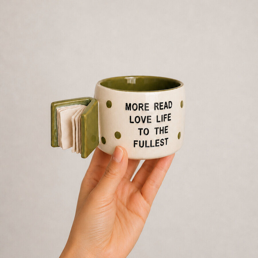 Kulpu kitap biçiminde olan, More read love life to the fullest yazılı el yapımı seramik kupa