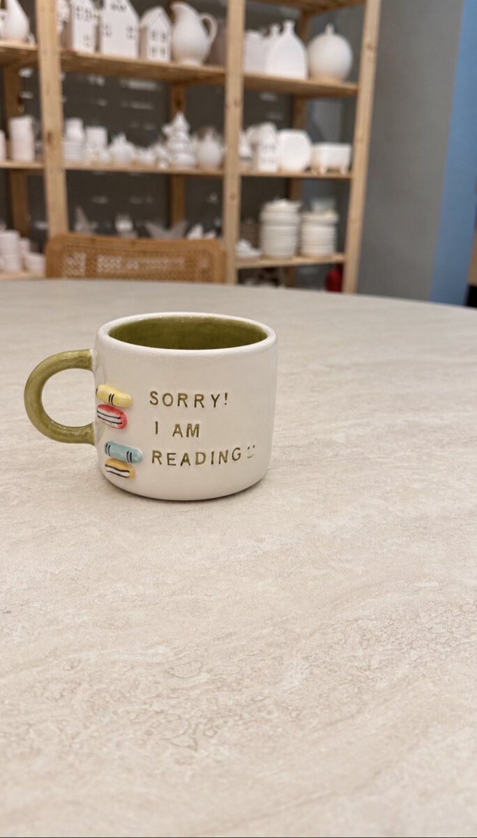 Kitap sırtı kabartmalı, Sorry I am reading yazılı yeşil iç sırlı seramik kupa