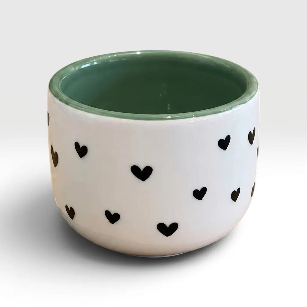 Beyaz gövdesinde siyah kalpler olan, renkli iç sırlı LUV el yapımı seramik kupa